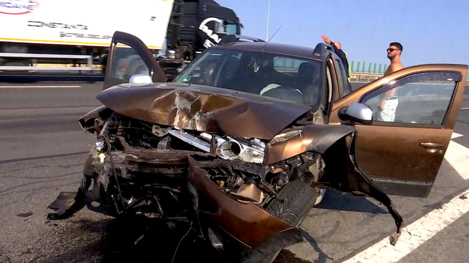 Accident grav pe A4. Un bărbat a ajuns la spital, după ce s-a izbit cu maşina de un alt autoturism