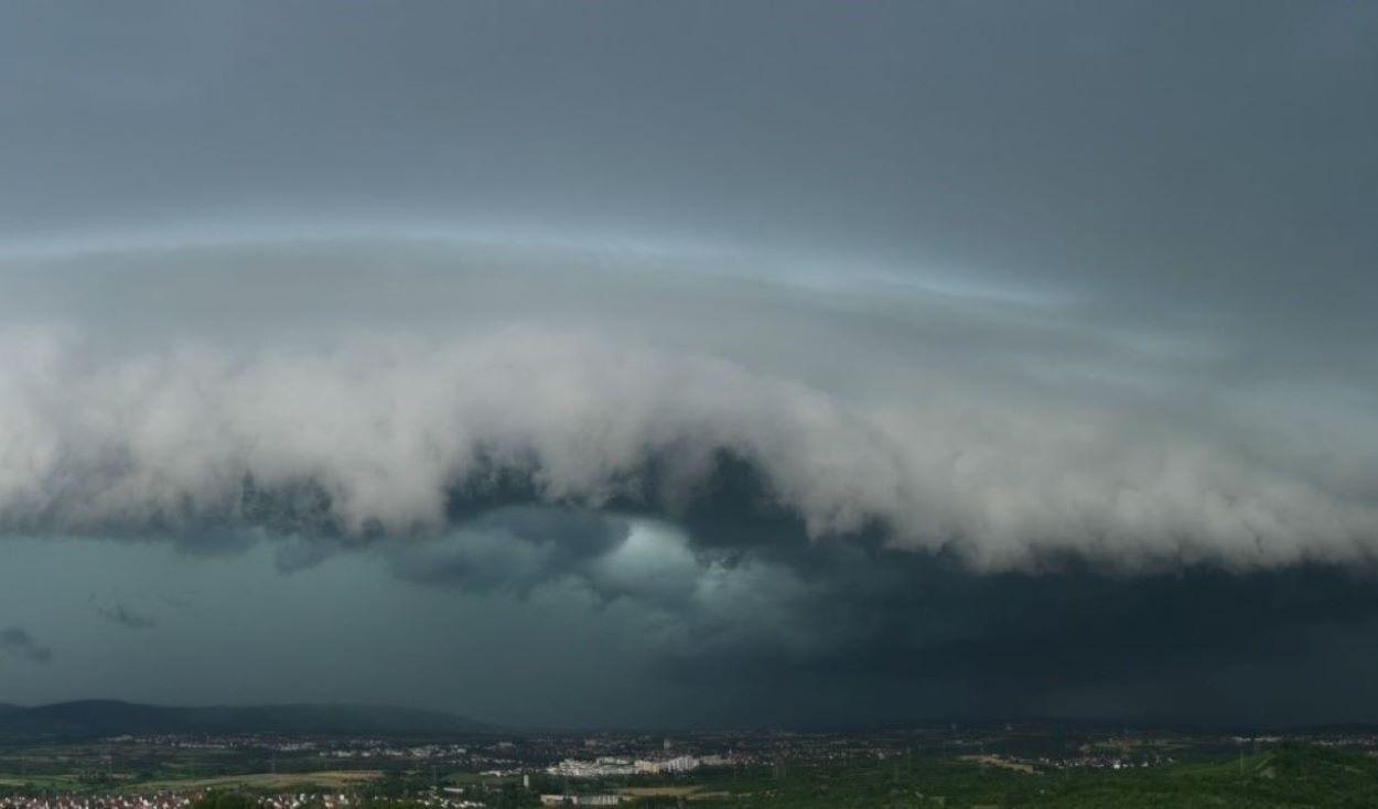 21 de județe și Capitala intră de la ora 12 sub avertizare cod galben de ploi torențiale, grindină și vijelii