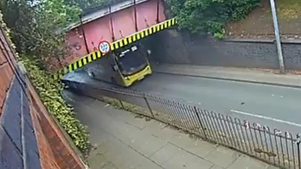 Autobuz etajat din UK, rupt în două după ce şoferul a trecut pe sub un pod prea jos. Pasageri grav răniţi