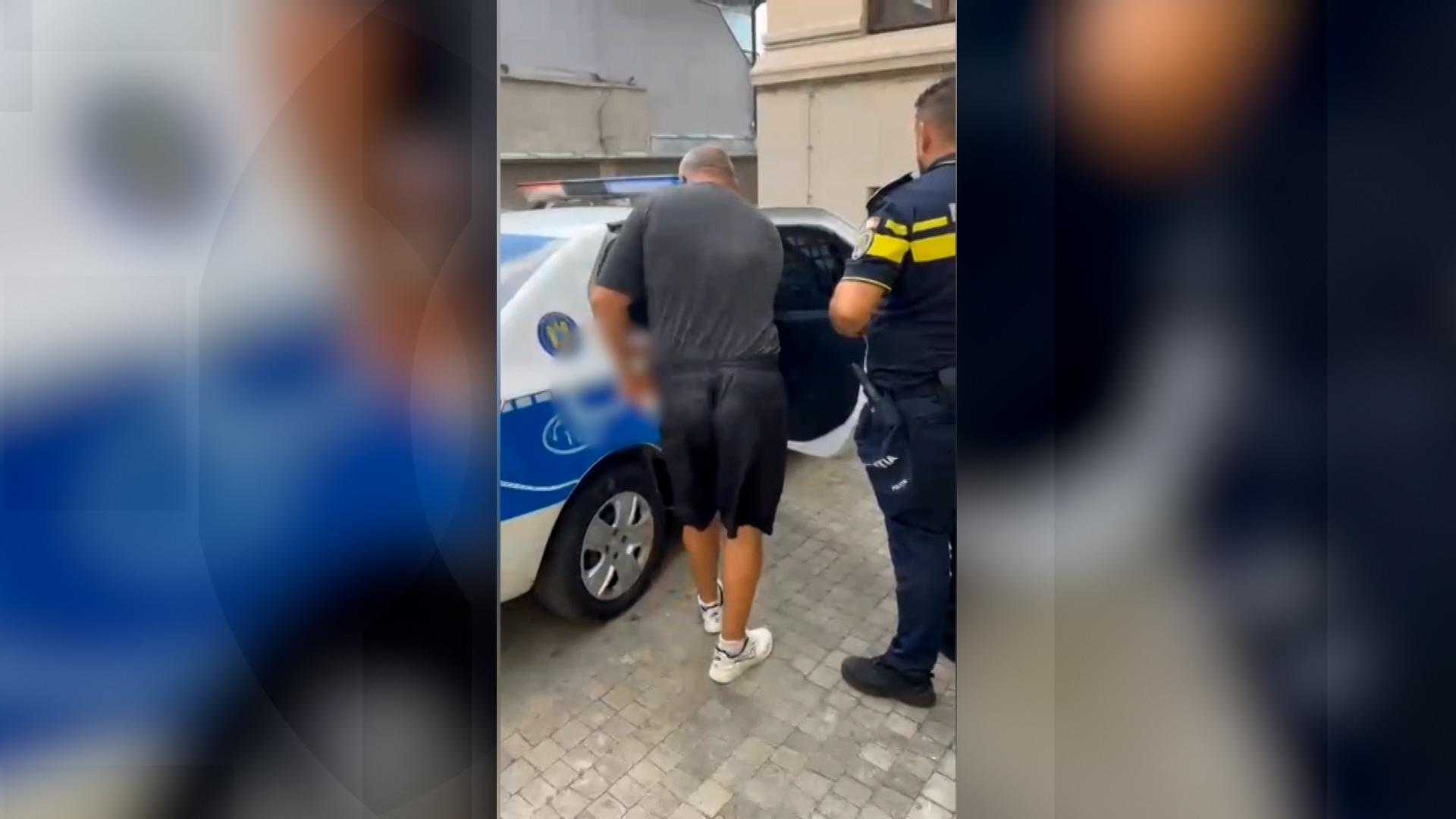 Un bărbat din Prahova, arestat de mascaţi după ce a ameninţat public doi poliţişti