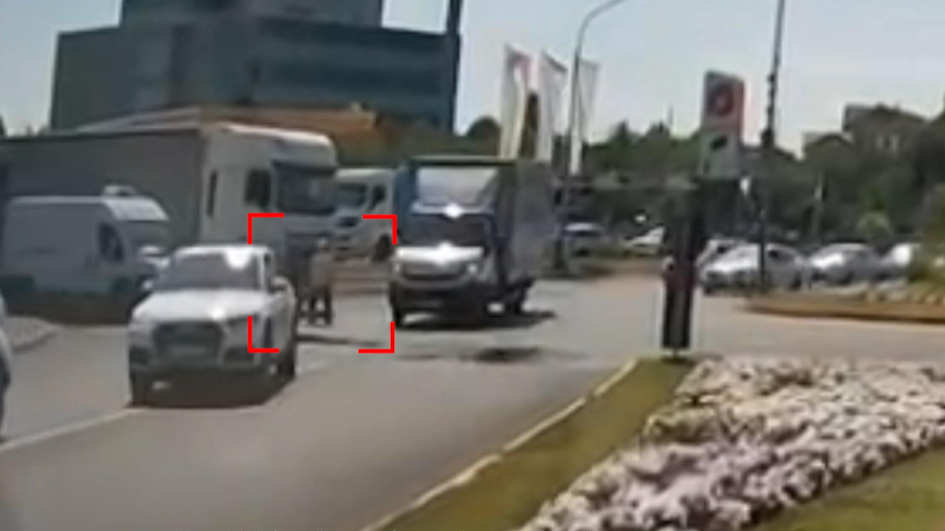 Un bătrânel de 90 de ani a scăpat ca prin minune, după ce a fost lovit în plin de un camion, în Argeş