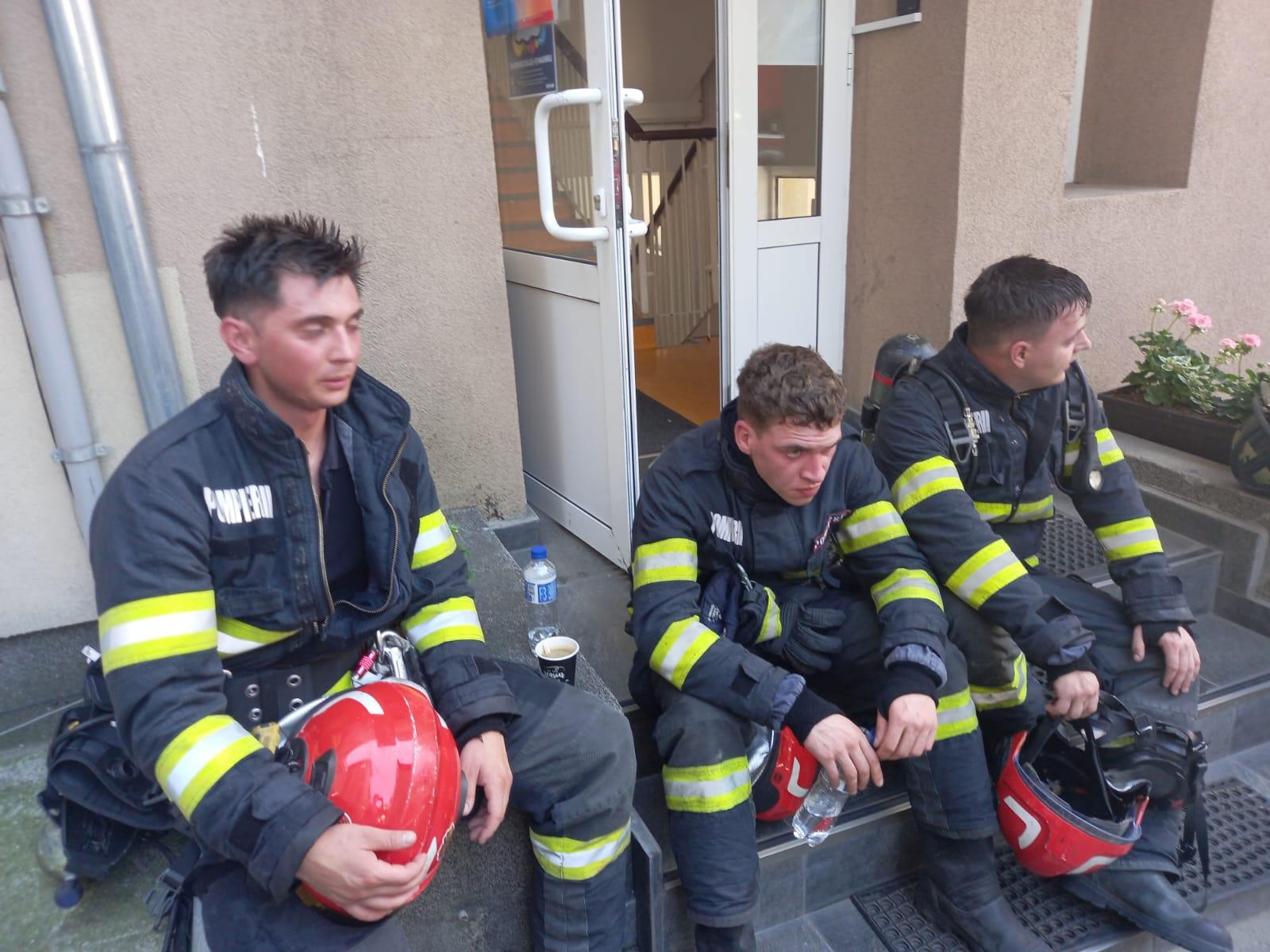 Pompierii din Iaşi, extenuaţi după lupta cu flăcările de la maternitate. Incendiul, lichidat rapid