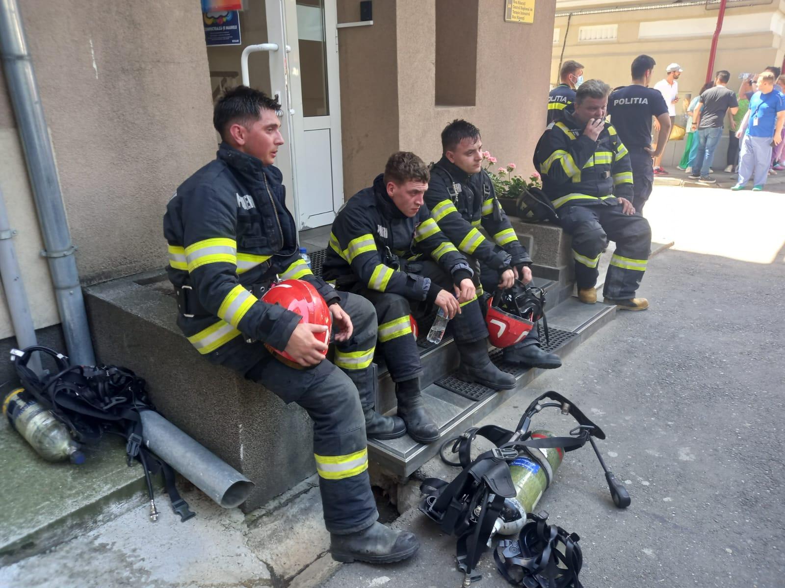 Pompierii din Iaşi, extenuaţi după lupta cu flăcările de la maternitate. Incendiul, lichidat rapid