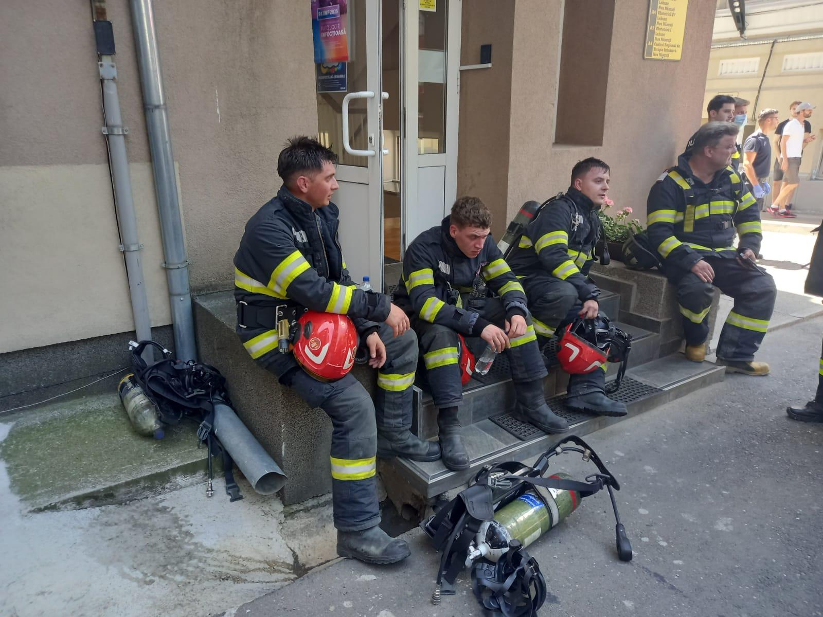 Pompierii din Iaşi, extenuaţi după lupta cu flăcările de la maternitate. Incendiul, lichidat rapid