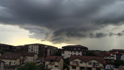 Vijeliile lovesc azi în 7 județe. Aproape toată țara, sub avertizări cod galben și portocaliu de caniculă