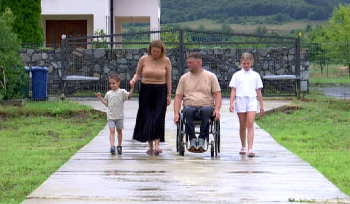 Marius participă la activităţi educative în şcoli unde le explică elevilor ce înseamnă viaţa unei persoane cu dizabilităţi