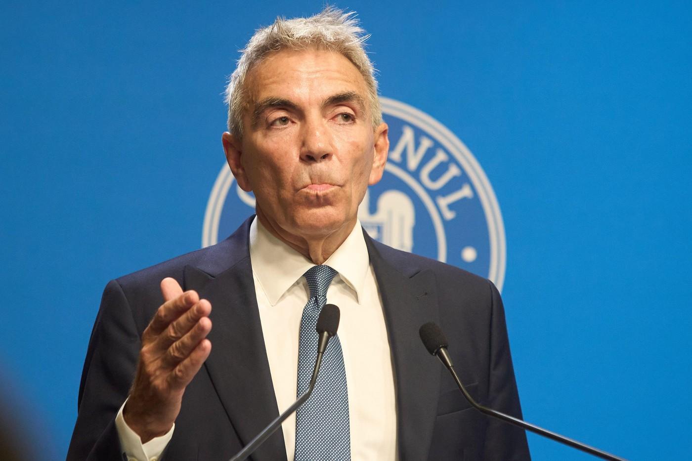 "Aş numi-o taxă de protecţie". Reacţiile economiştilor despre "şpaga de supravieţuire" a lui Anastasiu