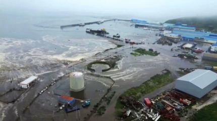 Momentul în care un tsunami de 5 metri loveşte un oraş din estul Rusiei după cutremurul istoric din Pacific