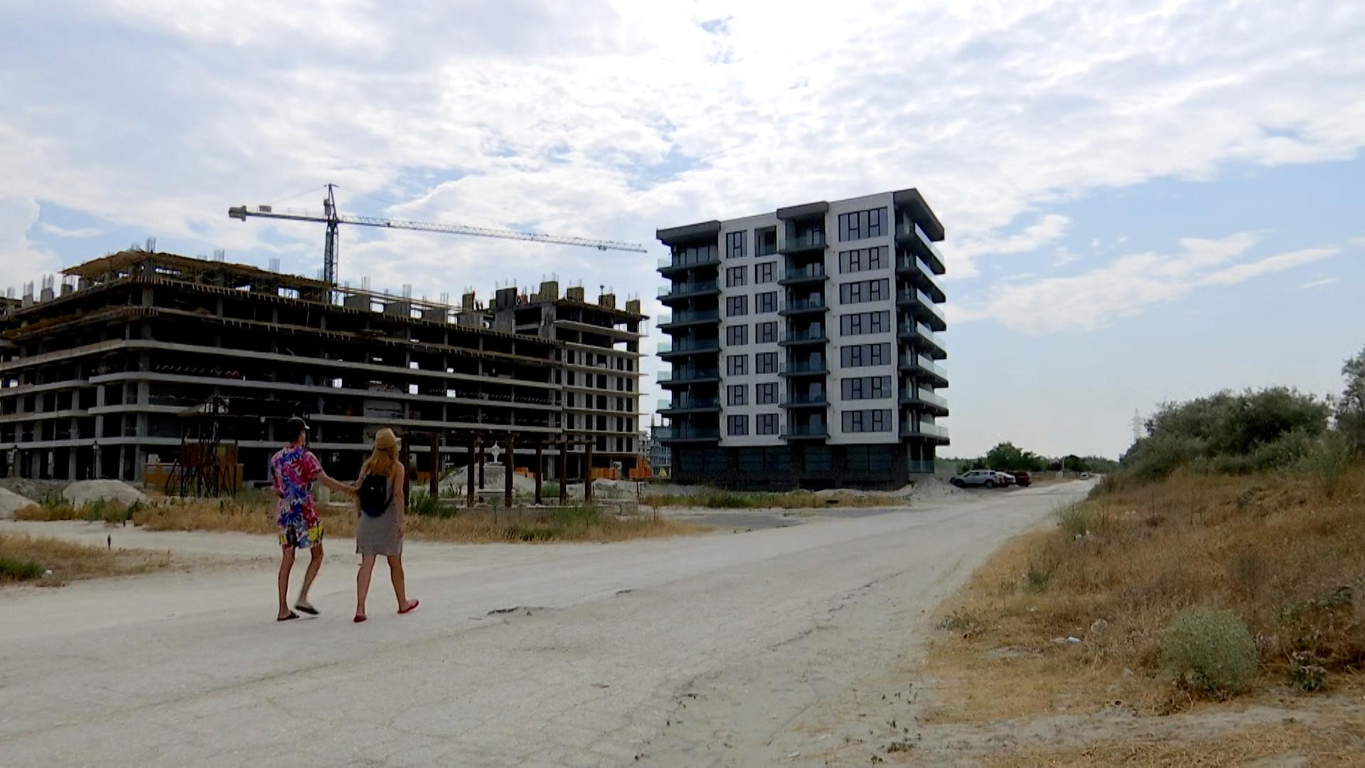 Anchetă Observator: blocuri şi hoteluri, construite ilegale, în zone în care legea "Seveso" interzice