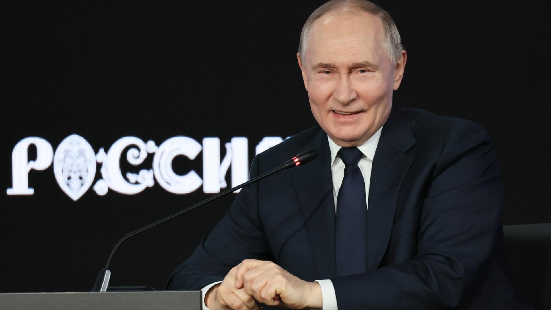 Putin a plecat brusc de pe scenă ca să vorbească la telefon cu Trump: "Nu vreau să-l fac să aștepte". VIDEO