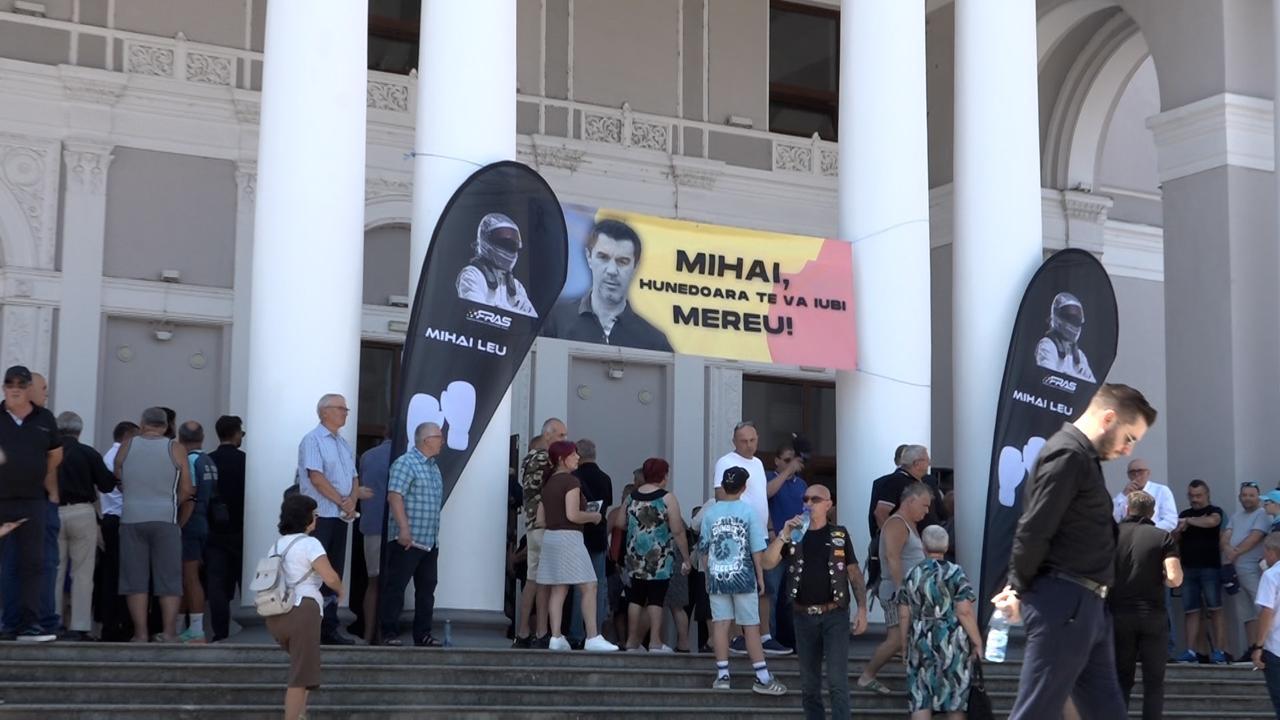 "Să nu plângeţi". Mesajul de rămas bun lăsat de Mihai Leu. Sportivul, condus pe ultimul drum