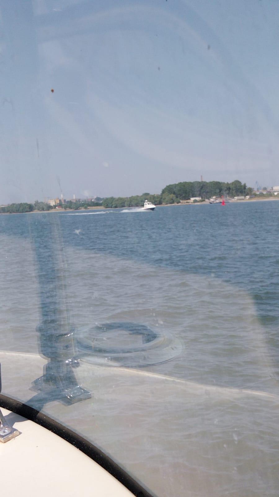 Accident naval la Tulcea: O ambarcațiune cu 12 persoane a intrat în mal