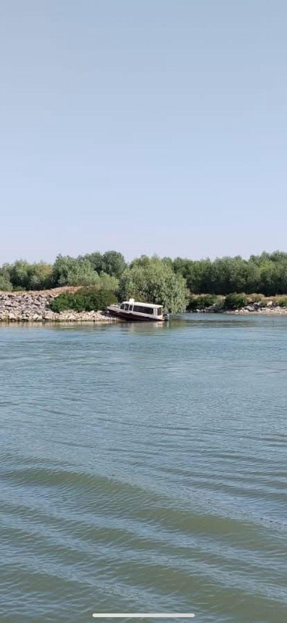 Accident naval la Tulcea: O ambarcațiune cu 12 persoane a intrat în mal