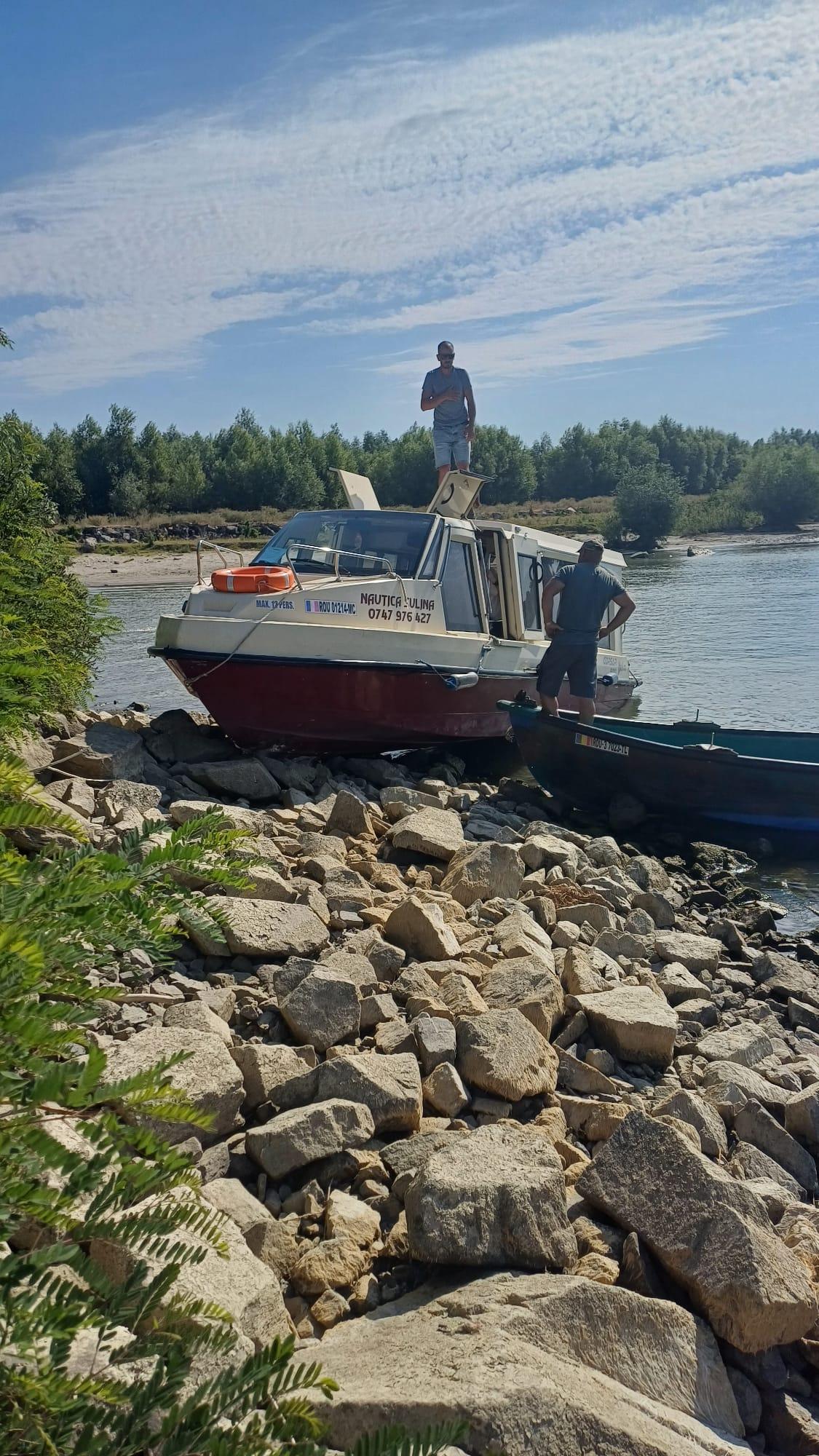 Accident naval la Tulcea: O ambarcațiune cu 12 persoane a intrat în mal