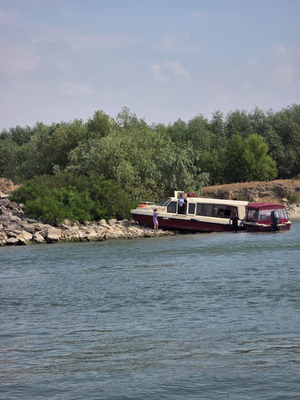 Accident naval la Tulcea: O ambarcațiune cu 12 persoane a intrat în mal