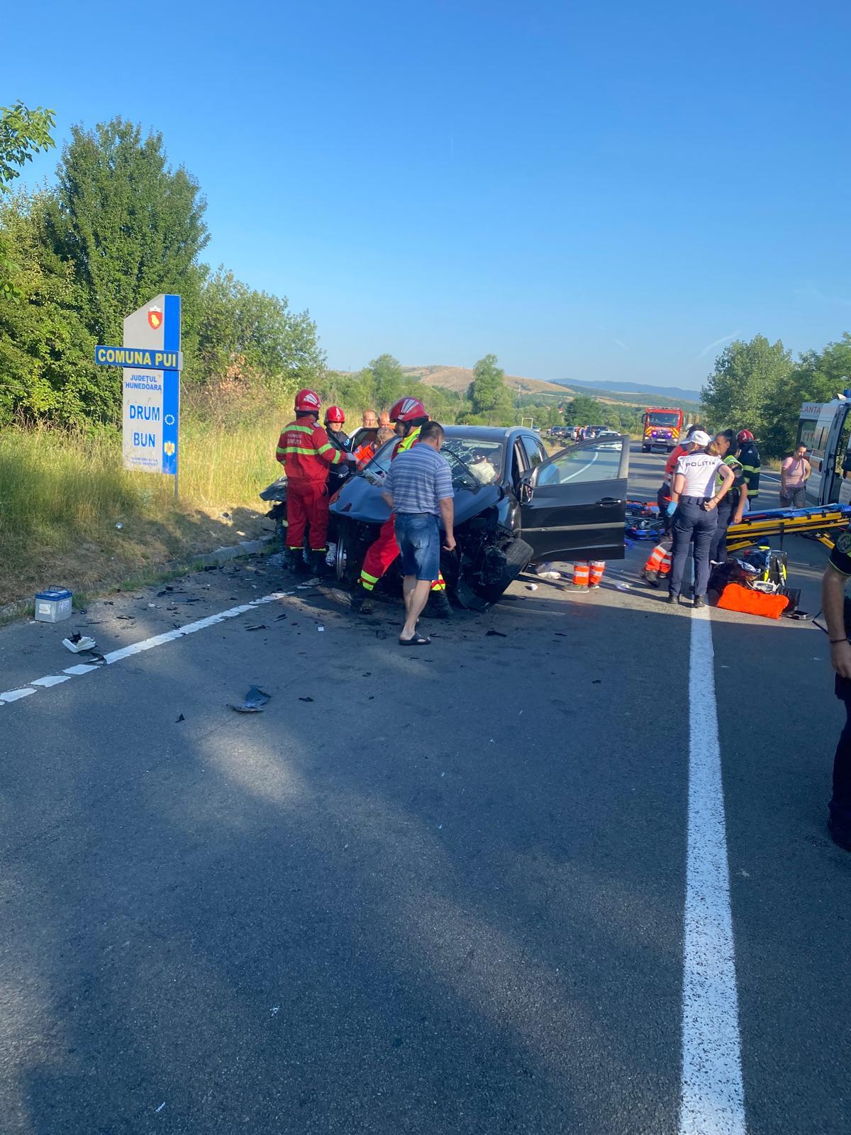Trei persoane au fost rănite în urma unui accident între două maşini, în Hunedoara