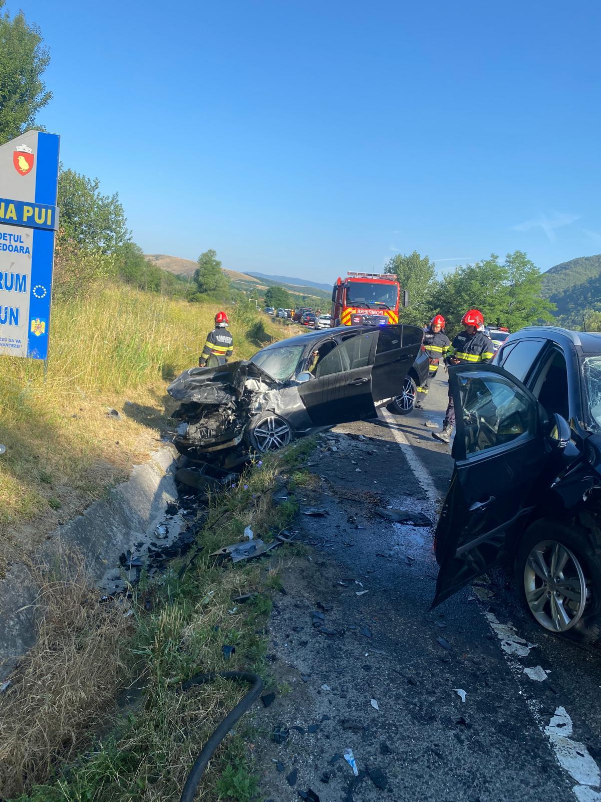 Trei persoane au fost rănite în urma unui accident între două maşini, în Hunedoara