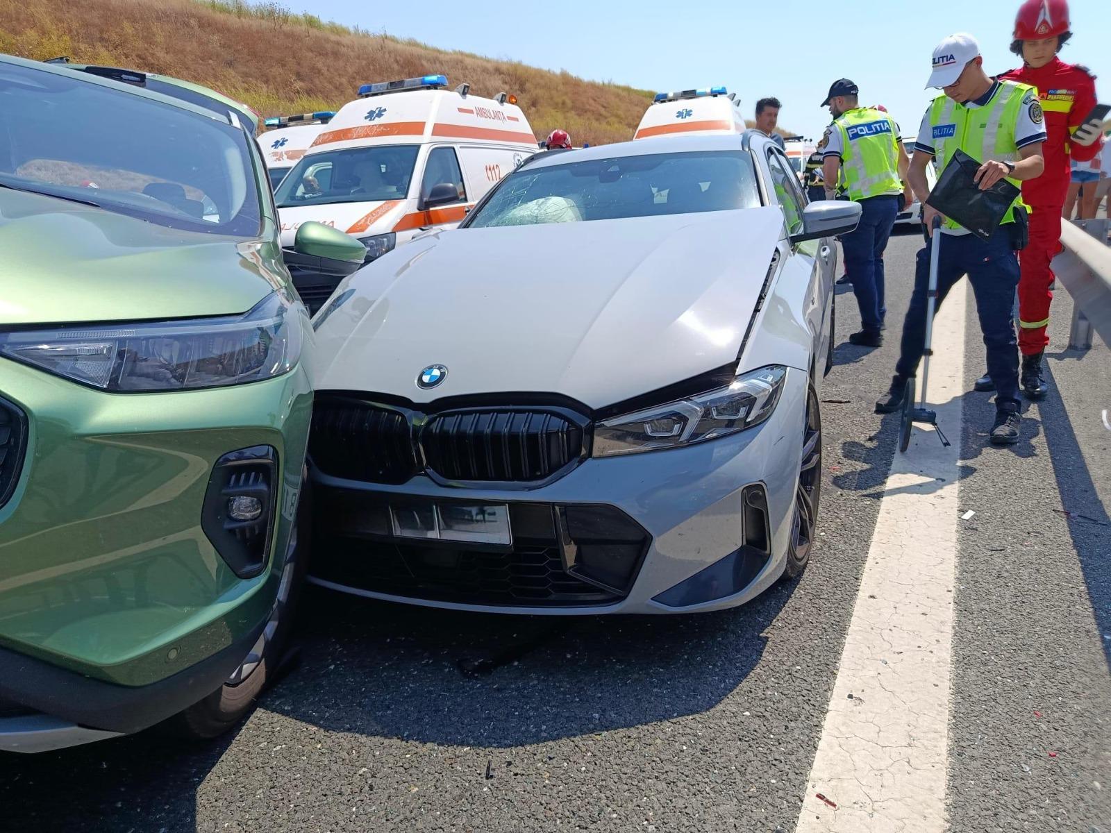 Carambol cu 6 autoturisme pe A2: 14 adulţi şi doi copii au fost răniţi. A fost activat Planul Roşu