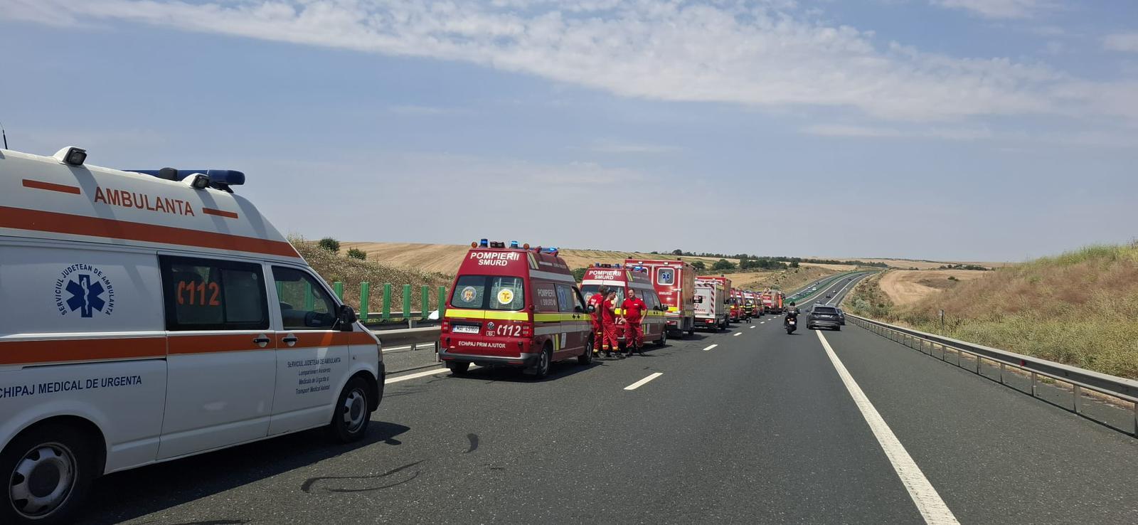 Carambol cu 6 autoturisme pe A2: 14 adulţi şi doi copii au fost răniţi. A fost activat Planul Roşu