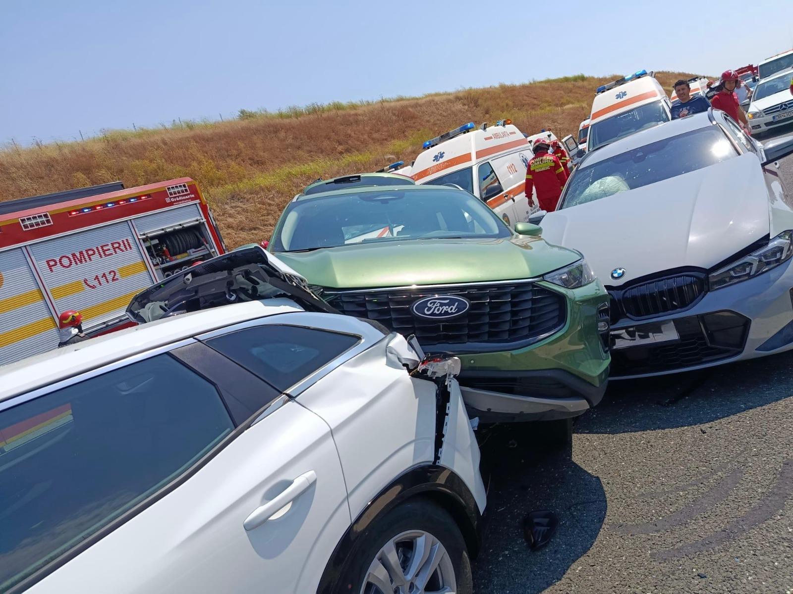 Carambol cu 6 autoturisme pe A2: 14 adulţi şi doi copii au fost răniţi. A fost activat Planul Roşu
