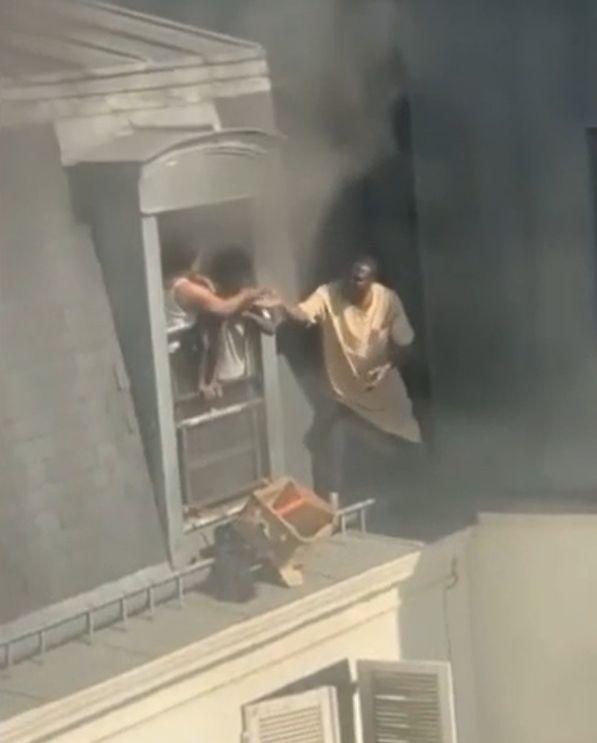 De la zeci de metri înălţime, un bărbat a devenit erou în Paris. A scos pe rând copiii din flăcări