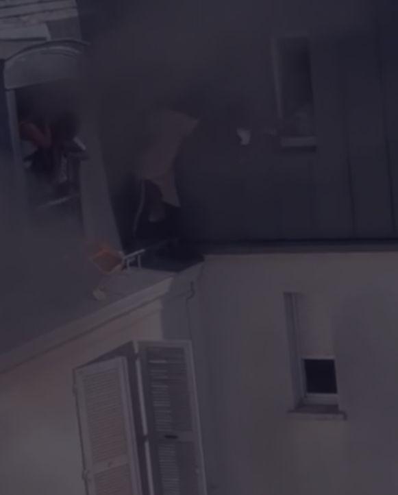 De la zeci de metri înălţime, un bărbat a devenit erou în Paris. A scos pe rând copiii din flăcări