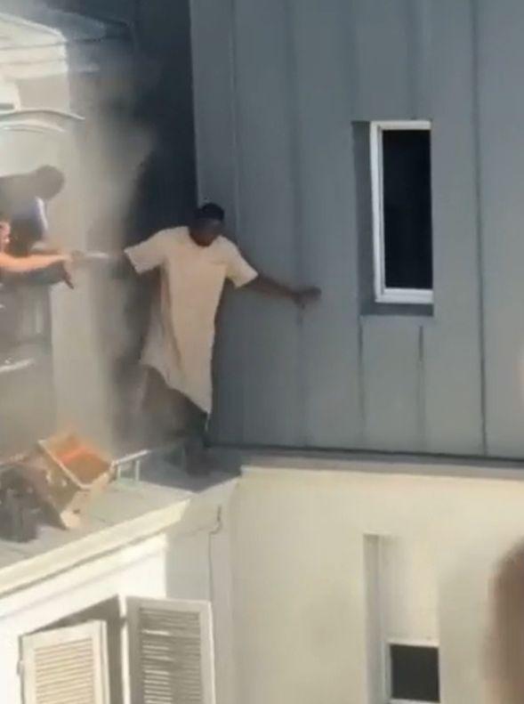 De la zeci de metri înălţime, un bărbat a devenit erou în Paris. A scos pe rând copiii din flăcări