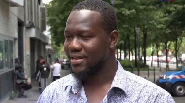 De la zeci de metri înălţime, un bărbat a devenit erou în Paris. A scos pe rând copiii din flăcări