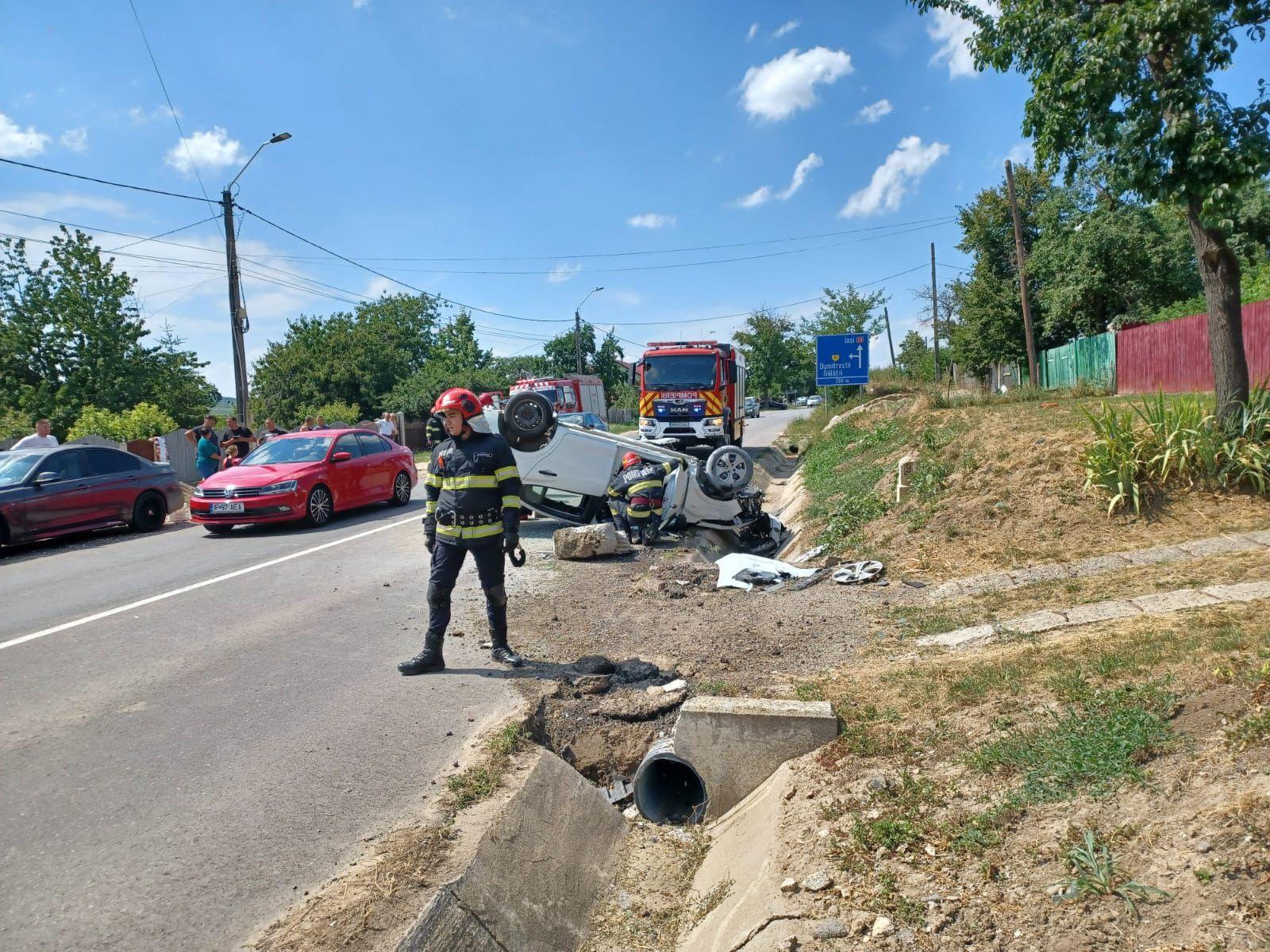 La un pas de moarte, după ce un cauciuc a explodat iar maşina s-a răsturnat. Patru persoane au ajuns la spital