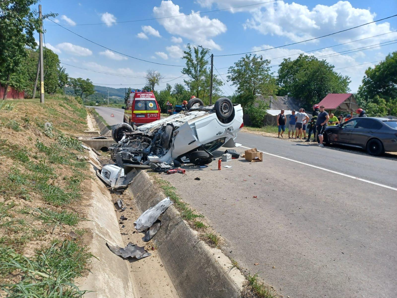 La un pas de moarte, după ce un cauciuc a explodat iar maşina s-a răsturnat. Patru persoane au ajuns la spital