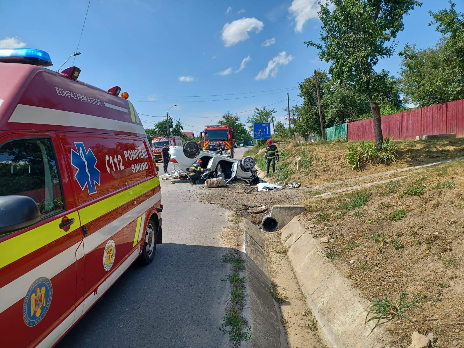 La un pas de moarte, după ce un cauciuc a explodat iar maşina s-a răsturnat. Patru persoane au ajuns la spital