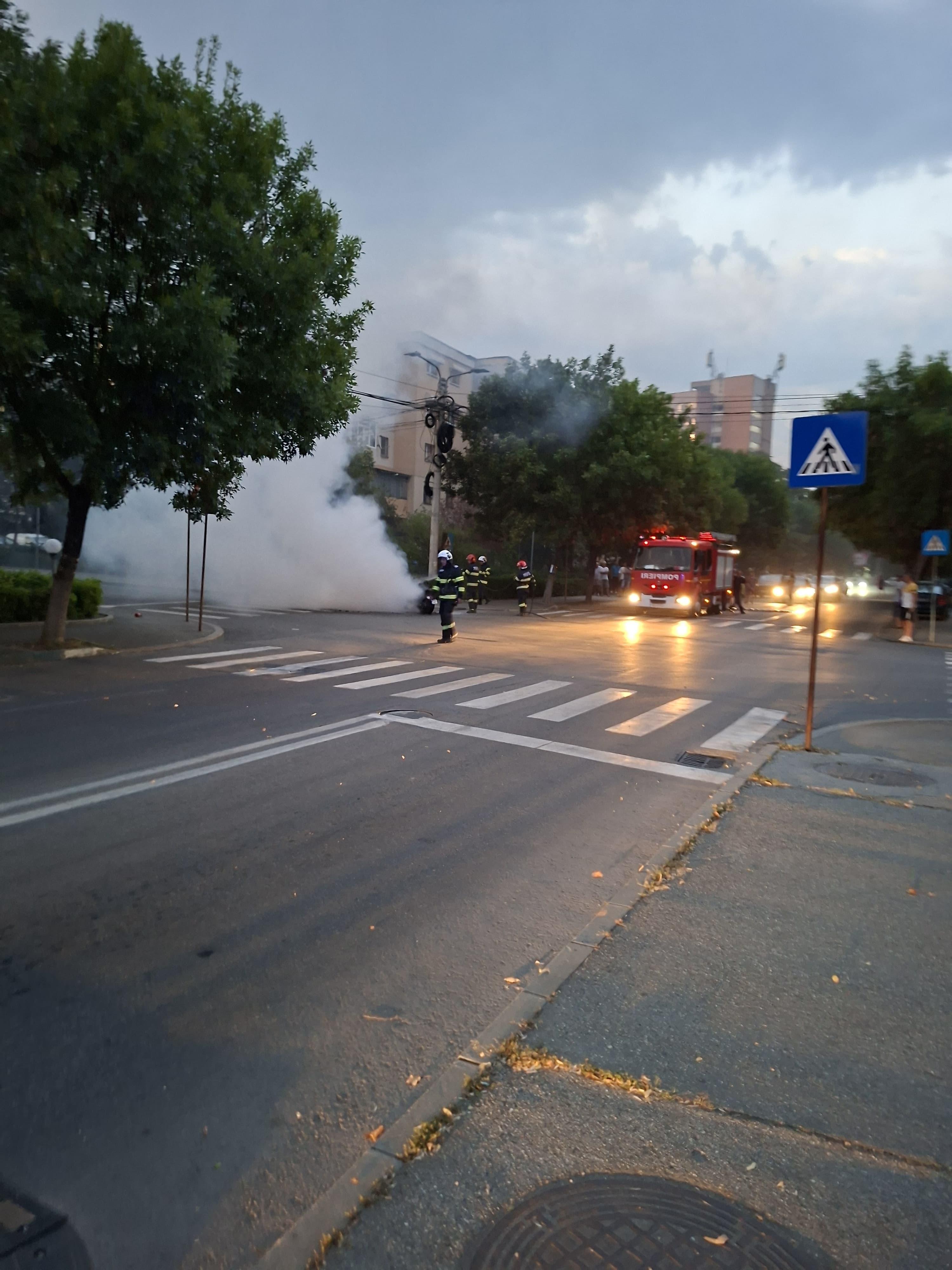 Un ATV a luat foc din senin pe o stradă aglomerată din Craiova. Flăcările au cuprins rapid întreg vehiculul