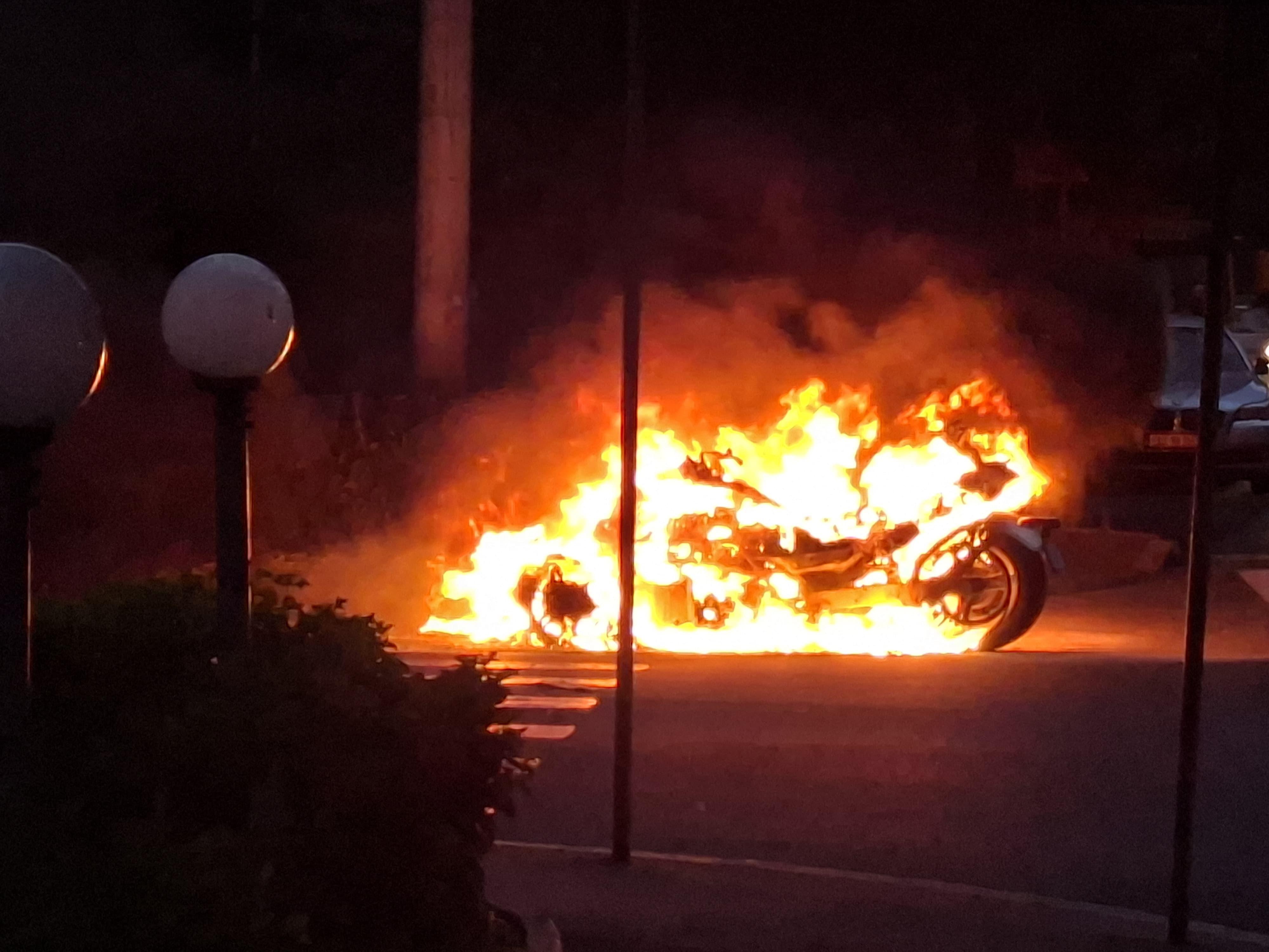 Un ATV a luat foc din senin pe o stradă aglomerată din Craiova. Flăcările au cuprins rapid întreg vehiculul