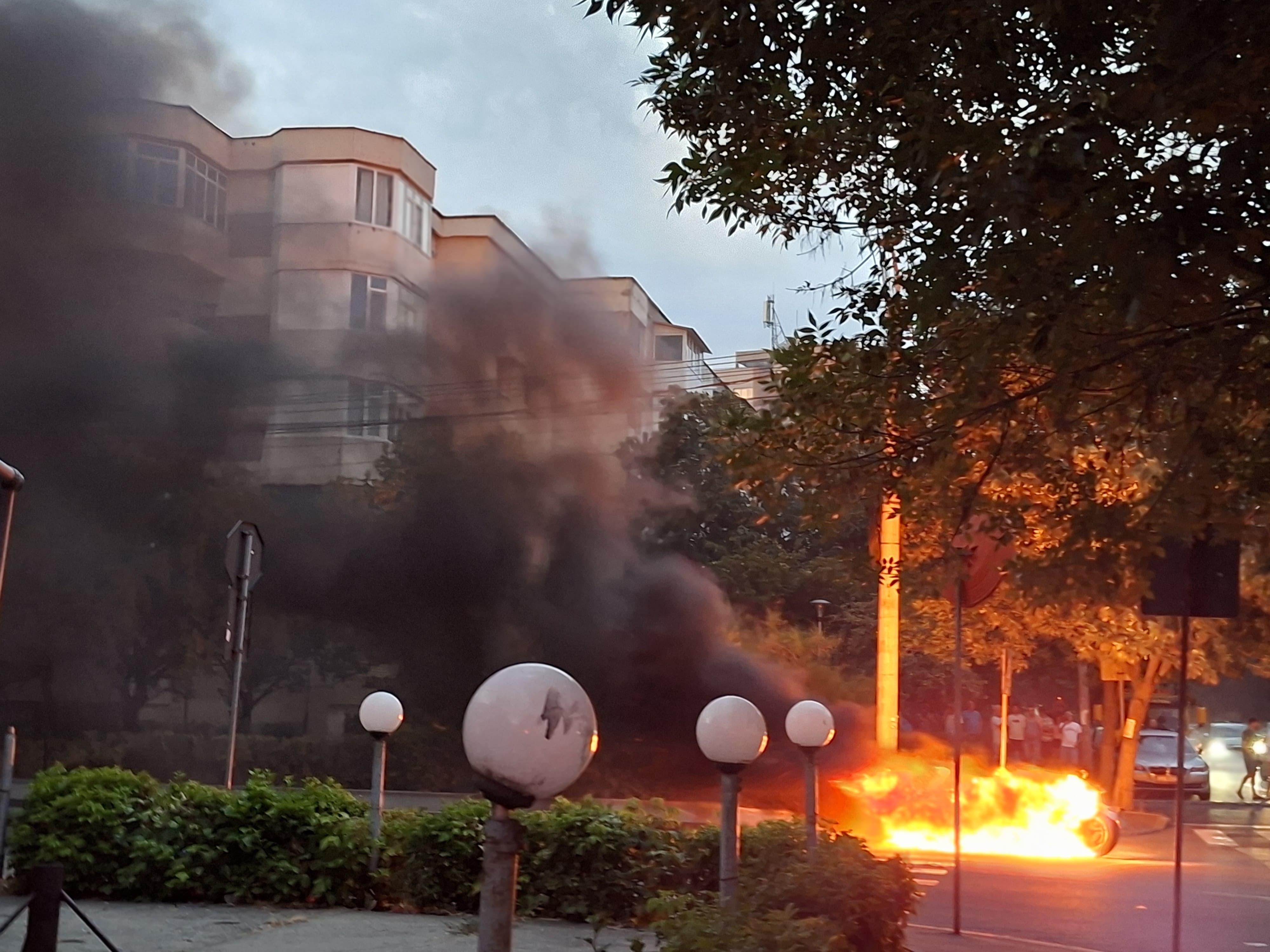 Un ATV a luat foc din senin pe o stradă aglomerată din Craiova. Flăcările au cuprins rapid întreg vehiculul