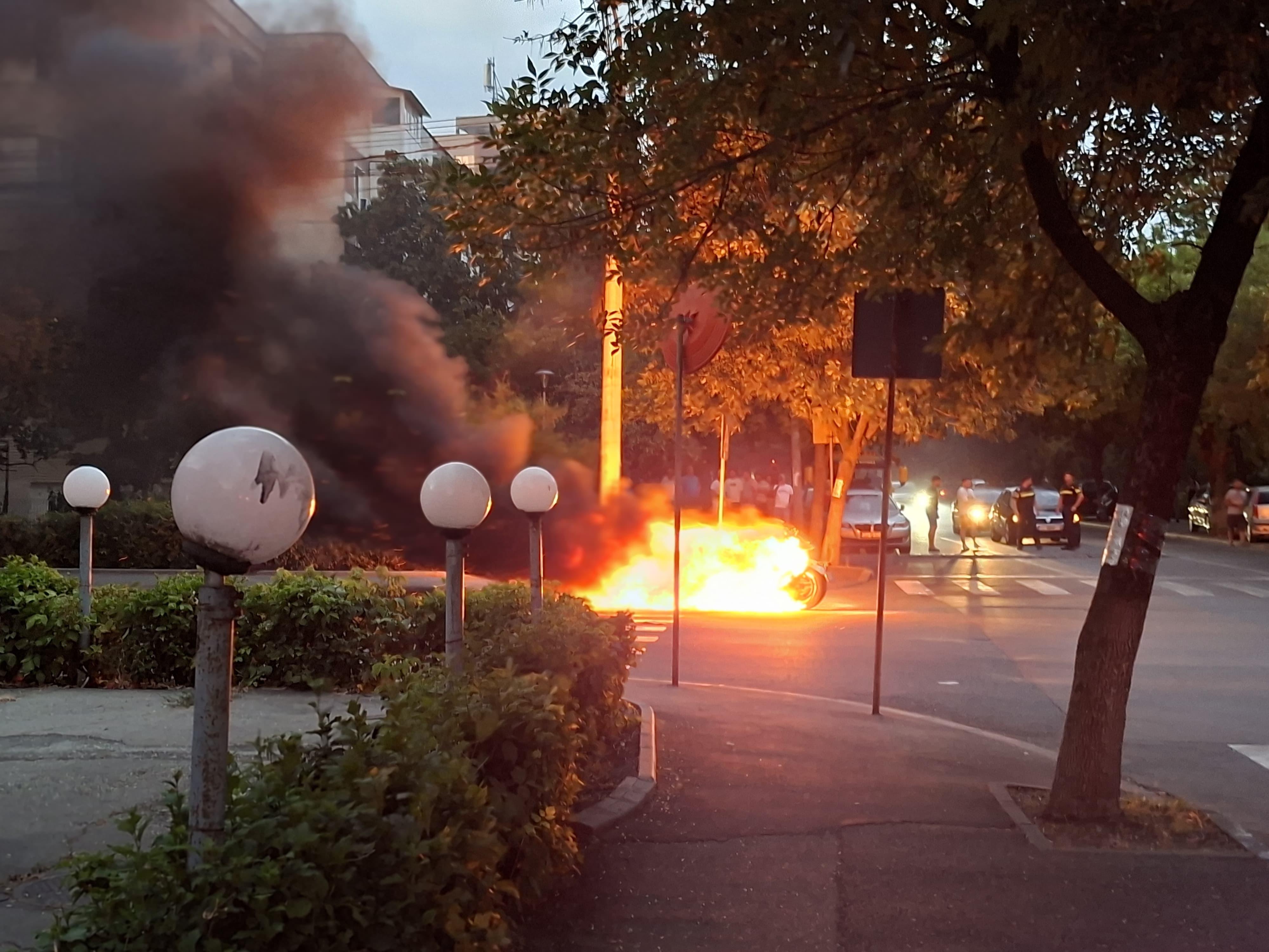 Un ATV a luat foc din senin pe o stradă aglomerată din Craiova. Flăcările au cuprins rapid întreg vehiculul