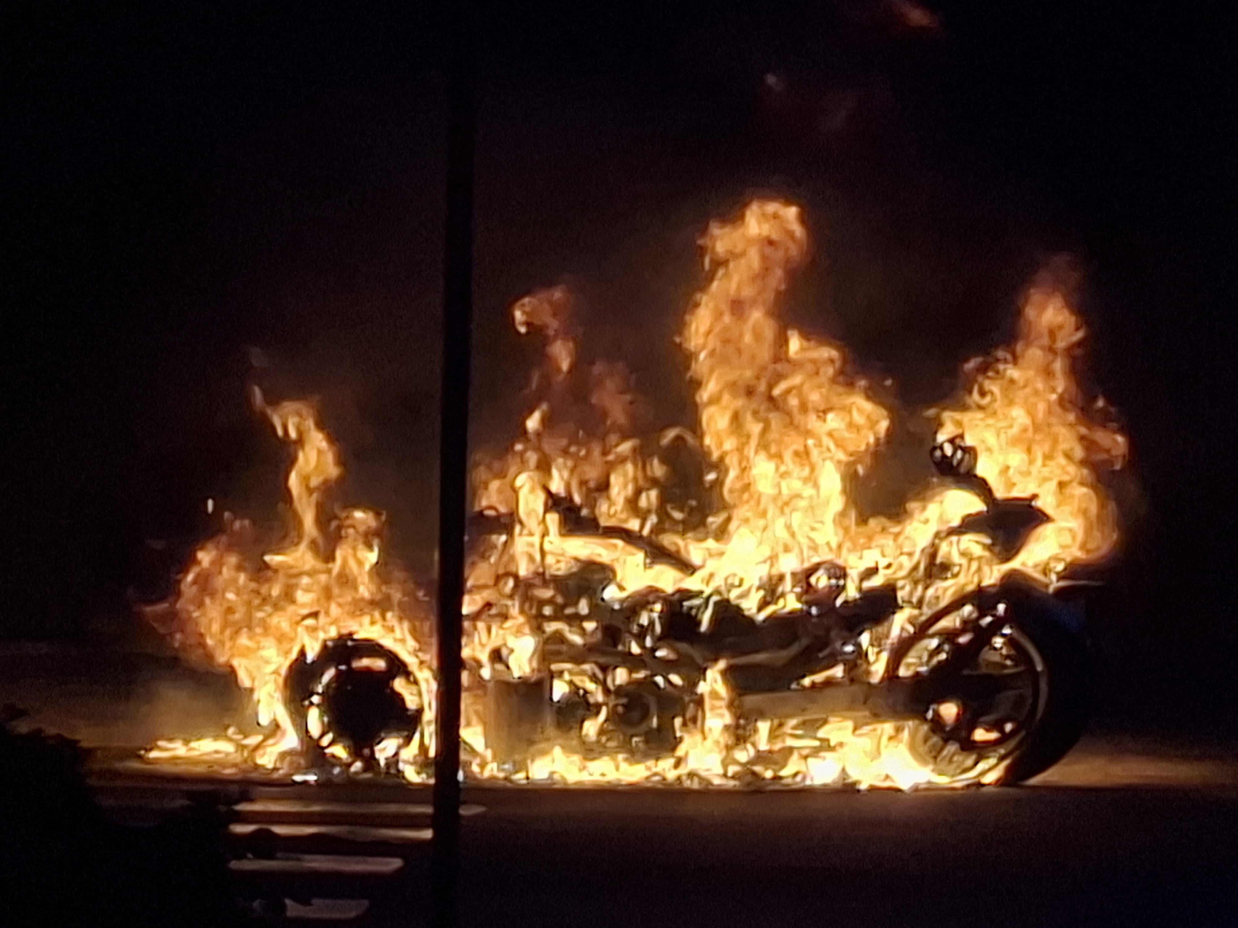 Un ATV a luat foc din senin pe o stradă aglomerată din Craiova. Flăcările au cuprins rapid întreg vehiculul