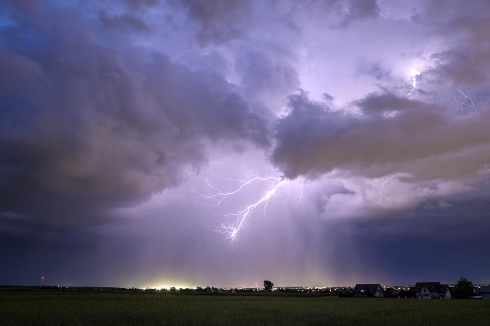 Alertă de vreme rea: 10 județe intră sub cod roșu de vijelii puternice