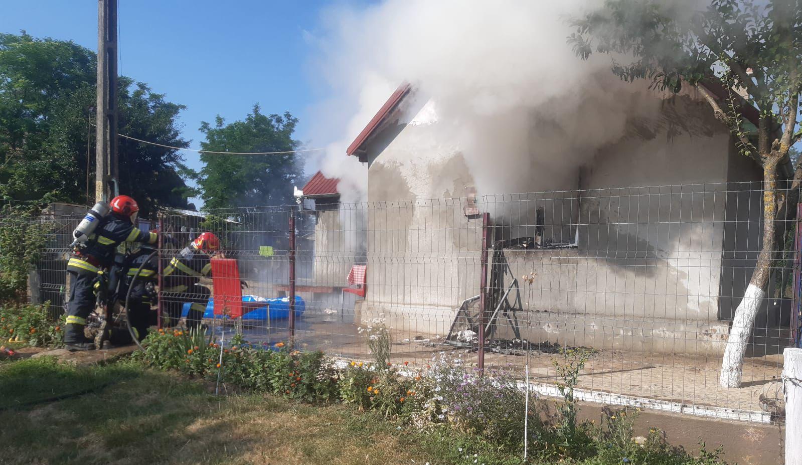 Cadavru găsit într-o casă cuprinsă de flăcări în Mureș. Anda ar fi fost ucisă înainte de incendiu