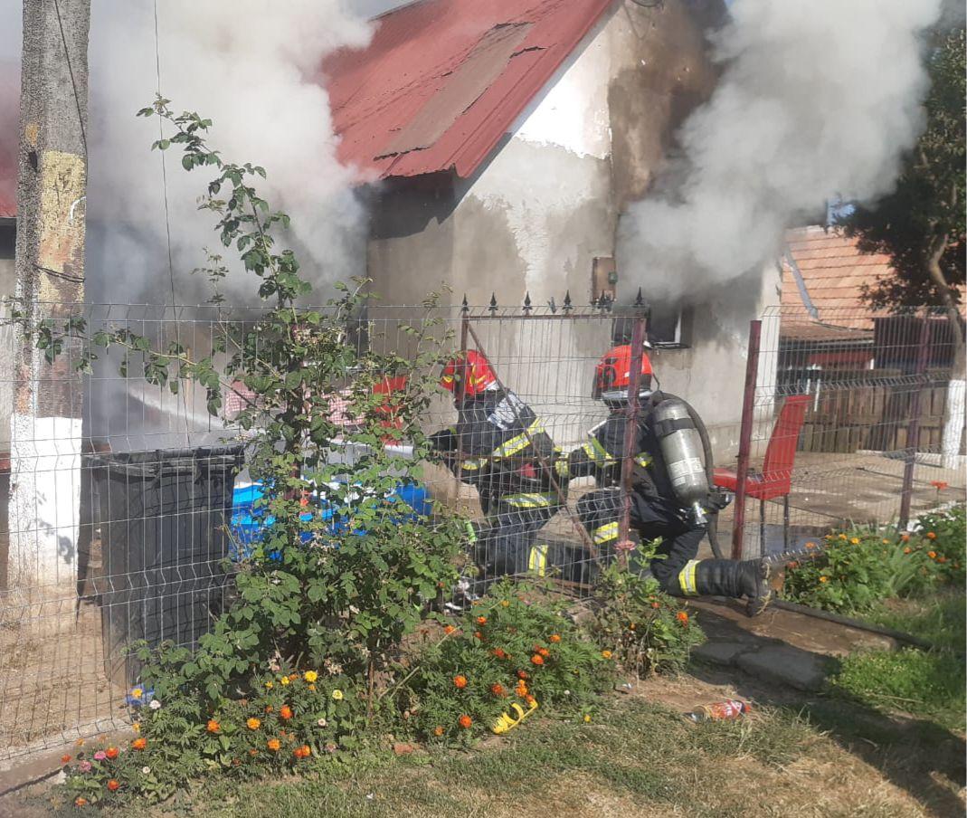 Cadavru găsit într-o casă cuprinsă de flăcări în Mureș. Anda ar fi fost ucisă înainte de incendiu