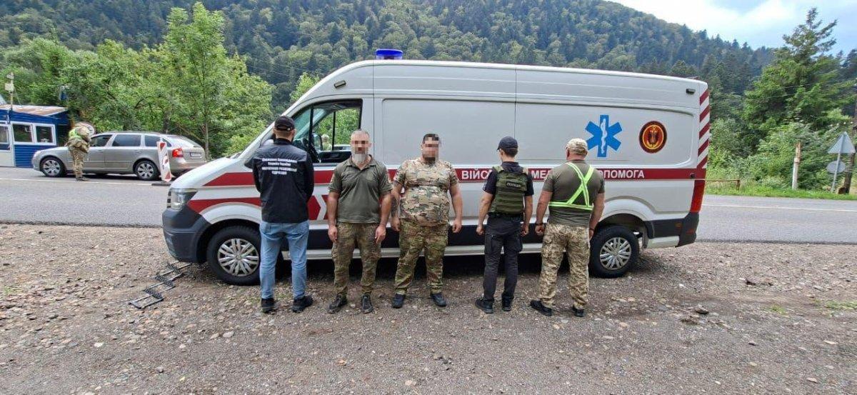 Un ucrainean și-a deghizat duba în ambulanță militară și cerea 10.000 € ca să ducă bărbați în România