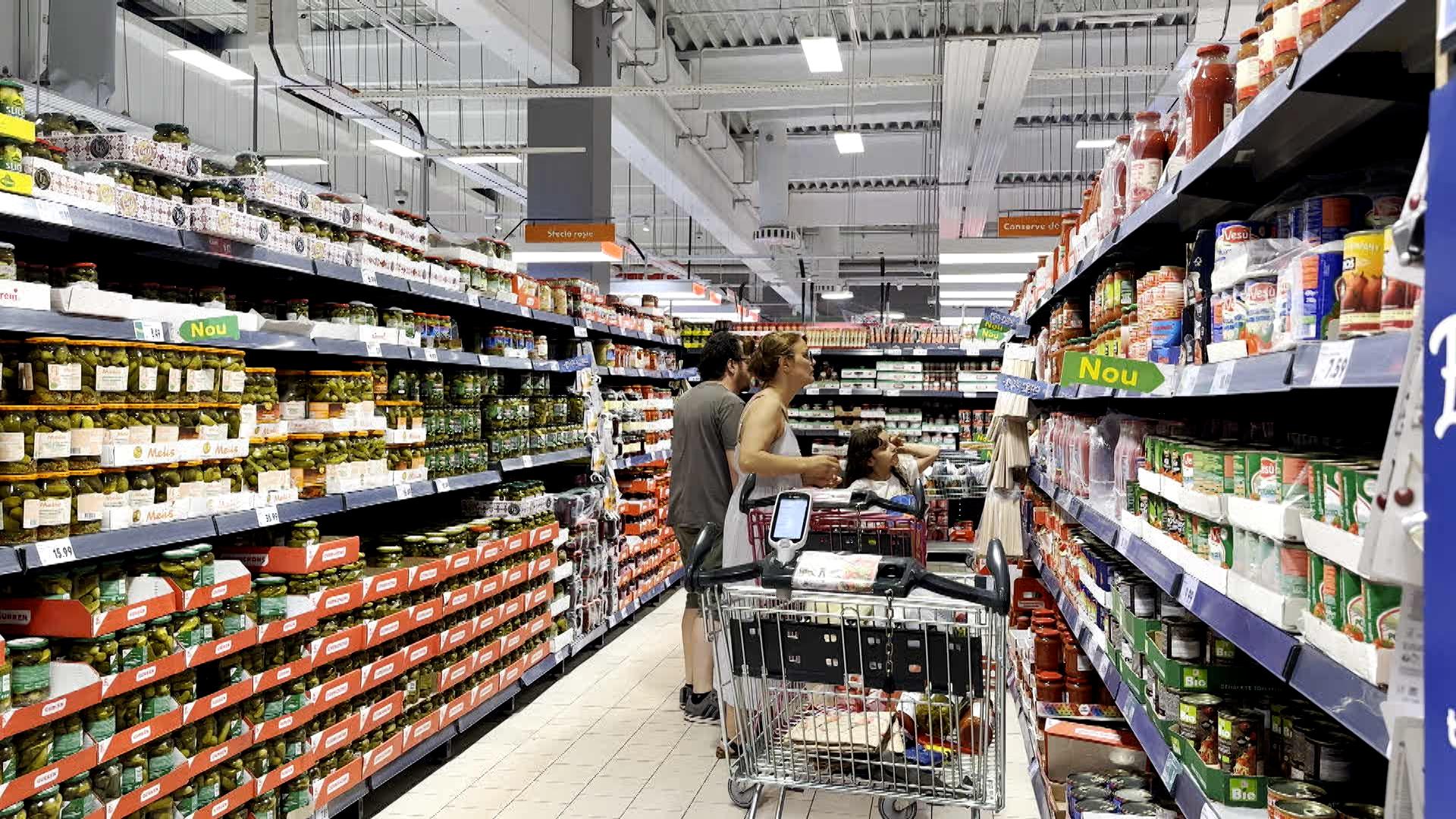 Experiment: Acelaşi coş de alimente, cumpărat înainte şi după scumpiri. Cât am plătit în plus