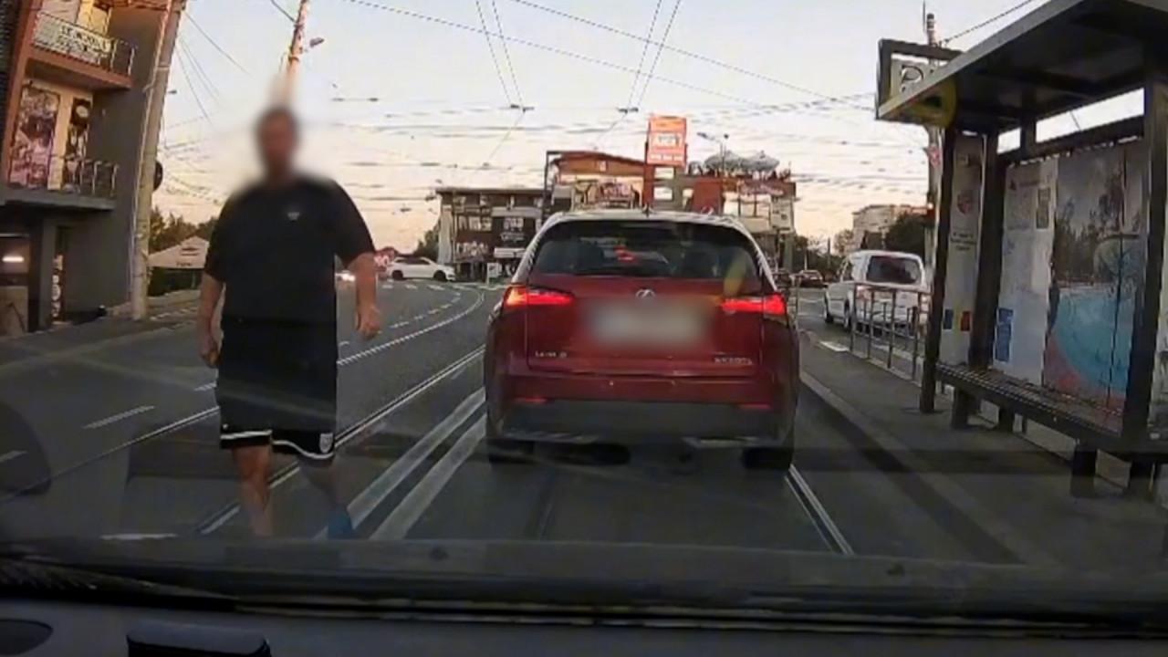 Șicanare în trafic la Galați: Om de afaceri cu dosare penale, agresiv cu o persoană care suferă de nanism