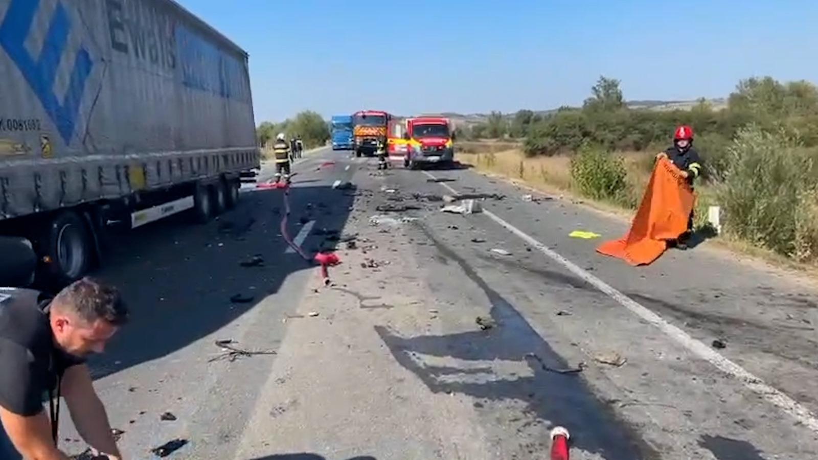 Un şofer a murit carbonizat în propria maşină, după ce a intrat în coliziune cu un TIR pe o şosea în Lugoj