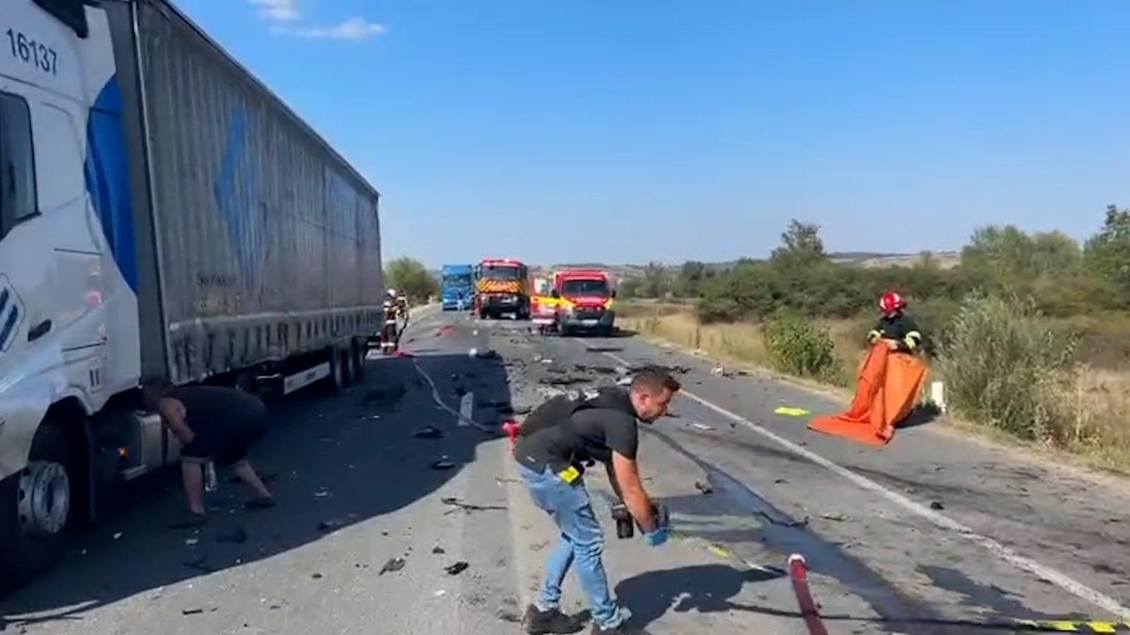 Un şofer a murit carbonizat în propria maşină, după ce a intrat în coliziune cu un TIR pe o şosea în Lugoj