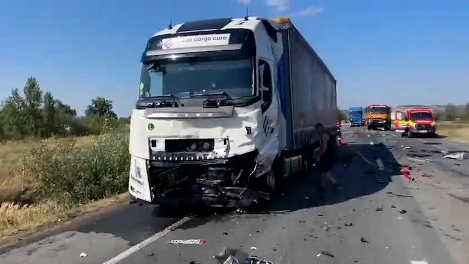 Un şofer a murit carbonizat în propria maşină, după ce a intrat în coliziune cu un TIR pe o şosea în Lugoj