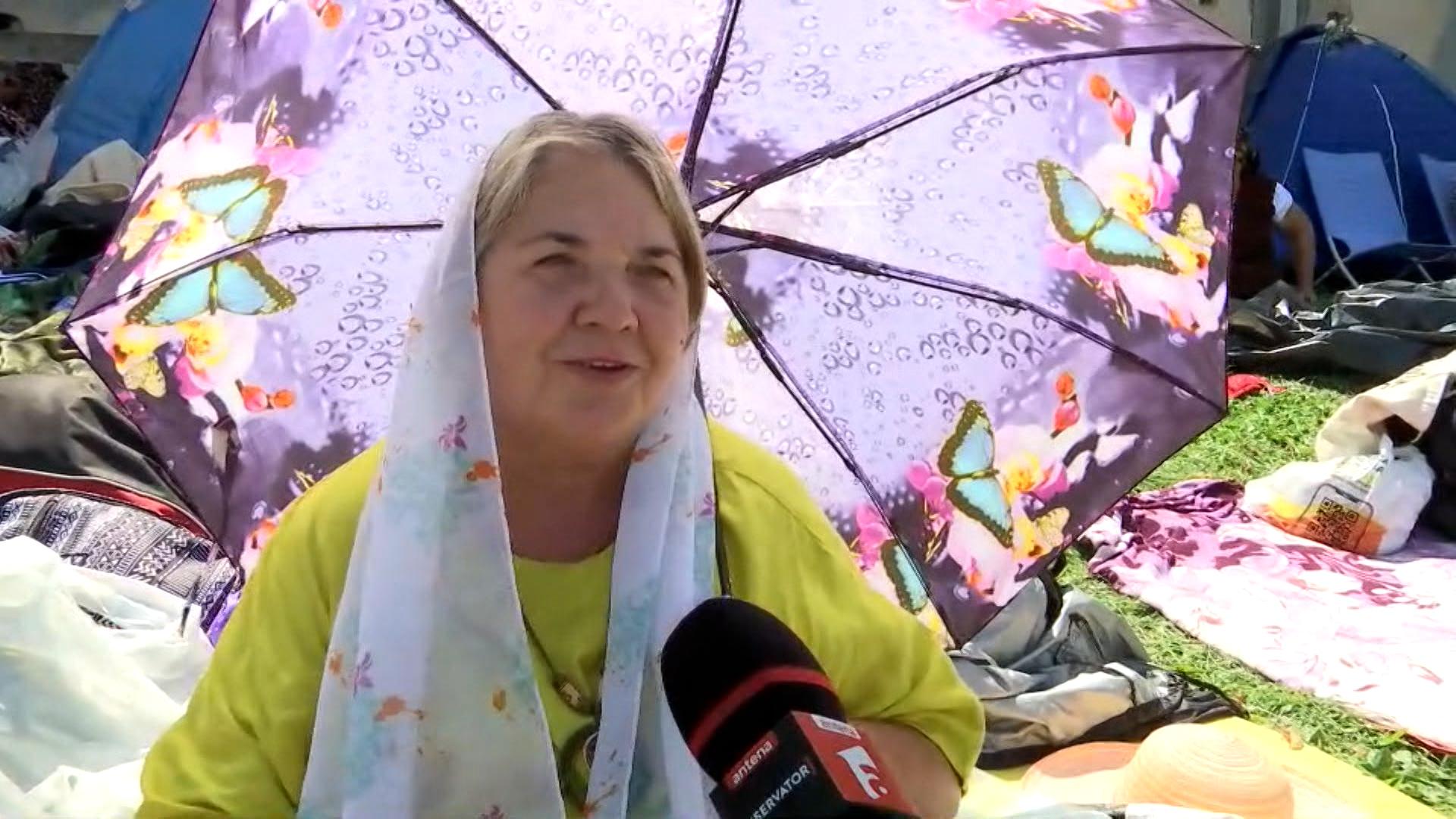 "Suntem obişnuiţi cu toate anotimpurile". Poveştile pelerinilor care fac 130 km pe jos de Sfânta Maria