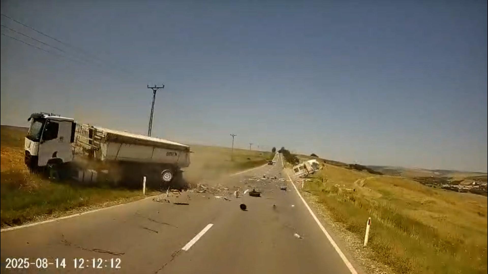 Momentul când maşina familiei din Iaşi este pur şi simplu spulberată de un TIR. "I-am luat din plin"