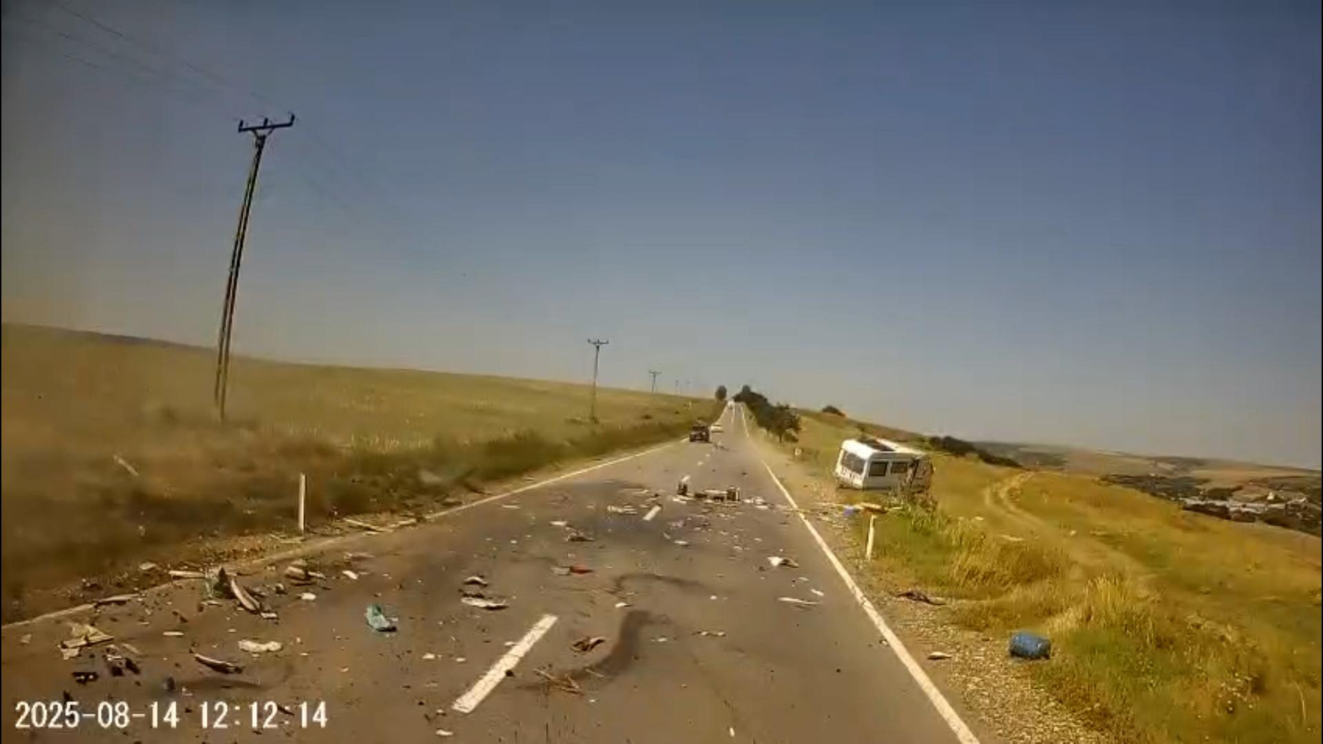 Momentul când maşina familiei din Iaşi este pur şi simplu spulberată de un TIR. "I-am luat din plin"