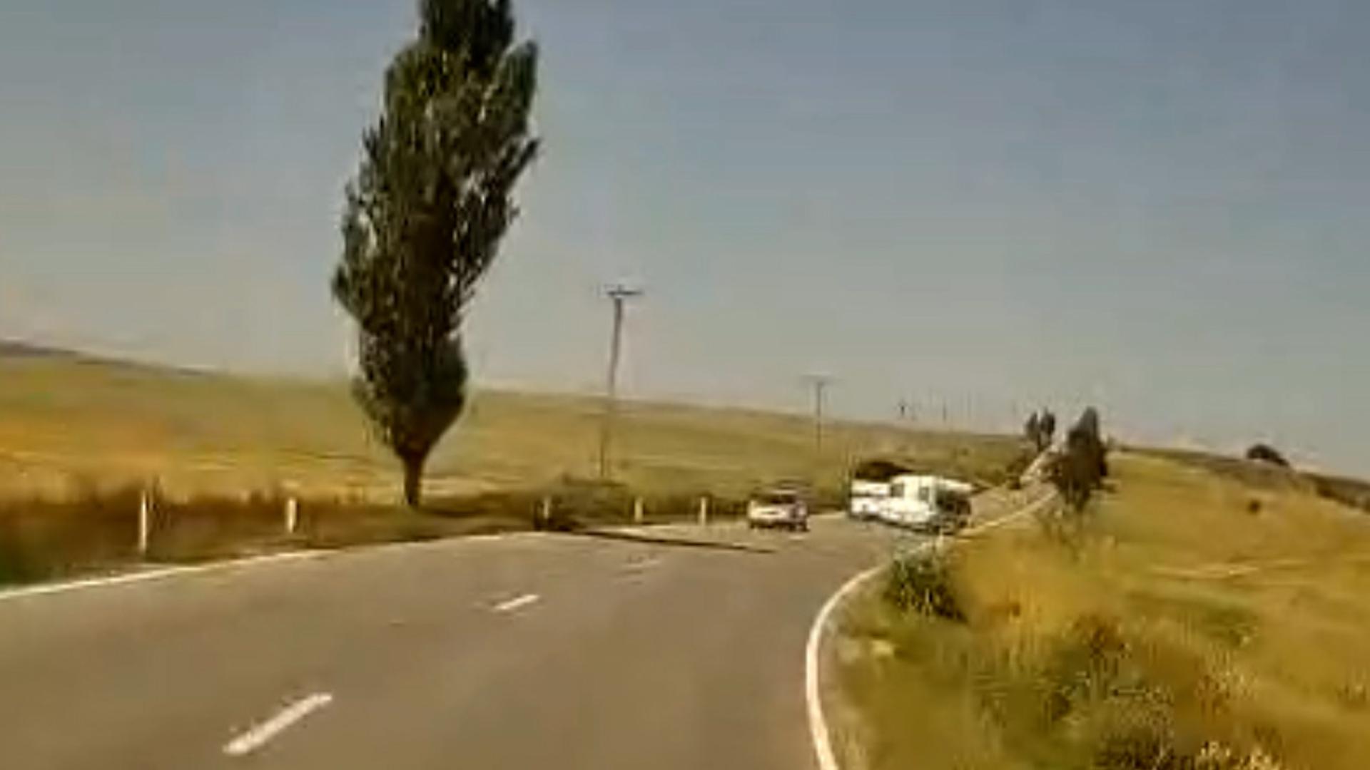 Momentul când maşina familiei din Iaşi este pur şi simplu spulberată de un TIR. "I-am luat din plin"