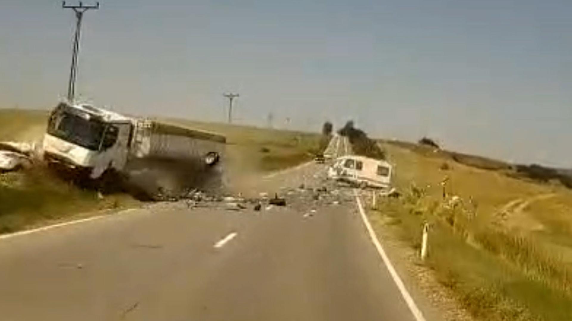 Momentul când maşina familiei din Iaşi este pur şi simplu spulberată de un TIR. "I-am luat din plin"